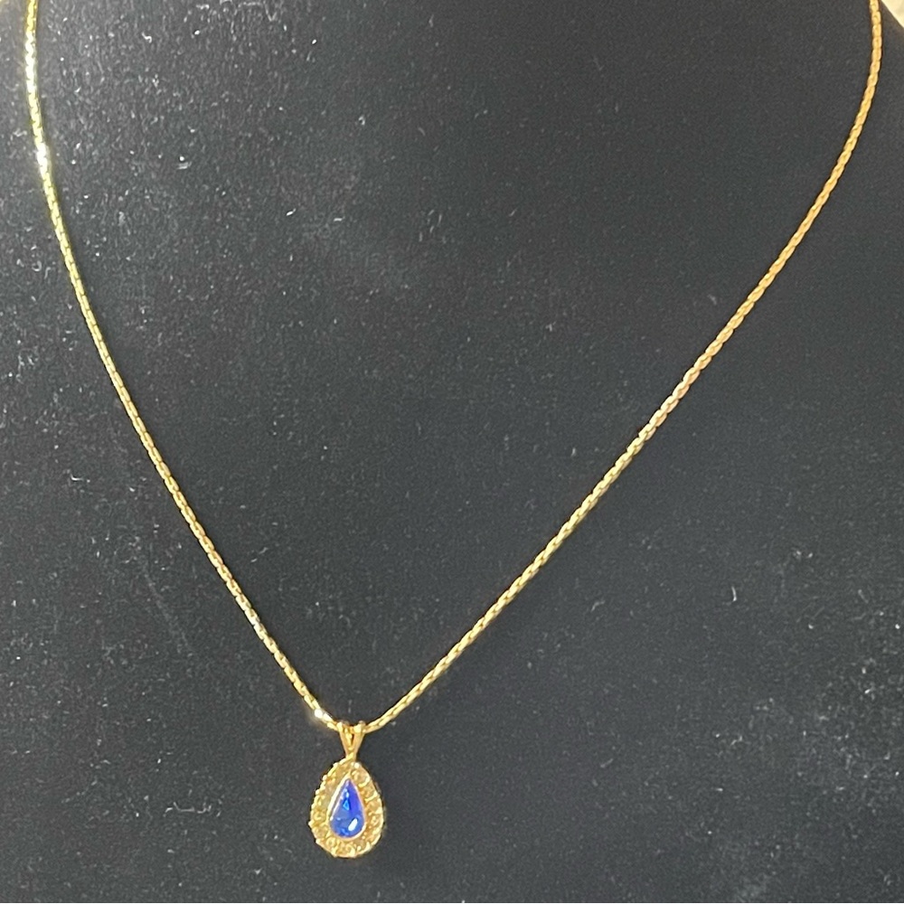 Avon Vintage Pendant with a Sapphire Blue Stone - Picture 2 of 7